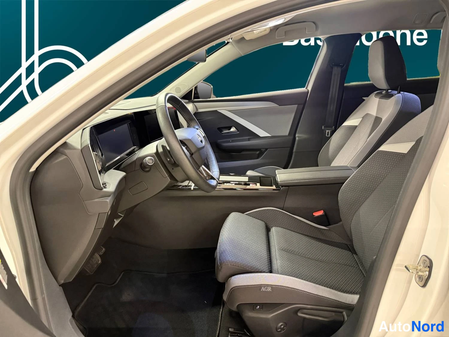Valkoinen Opel Astra Sports Tourer 2024, kuva 10