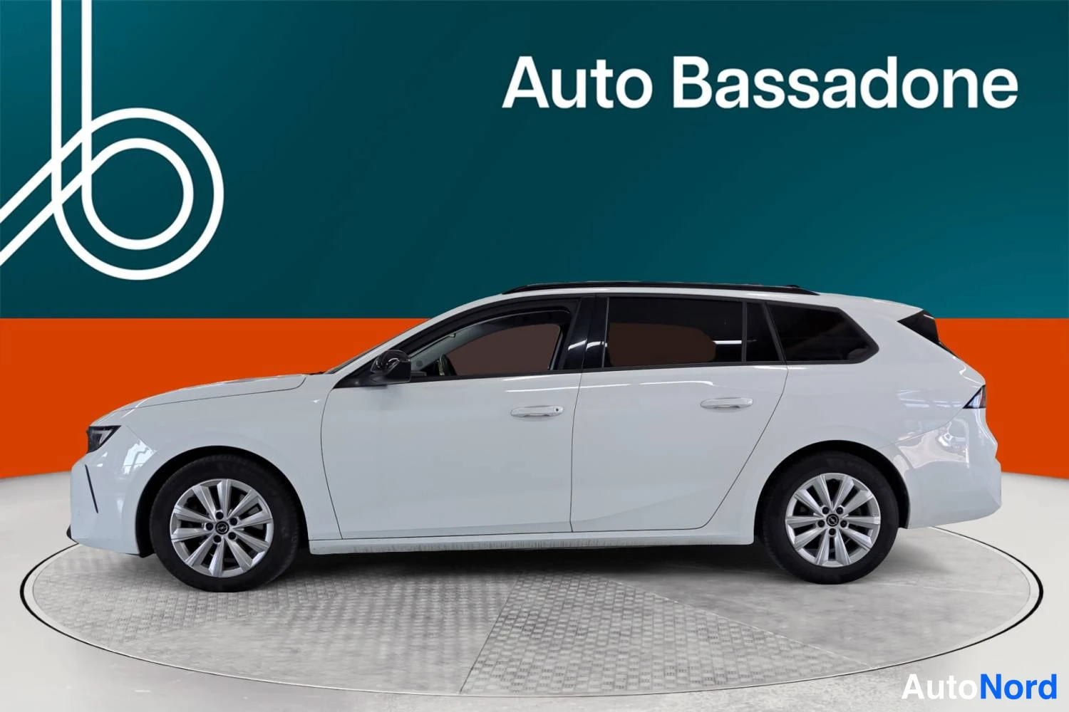 Valkoinen Opel Astra Sports Tourer 2024, etuviisto, keula vasemmalle, kuva 2