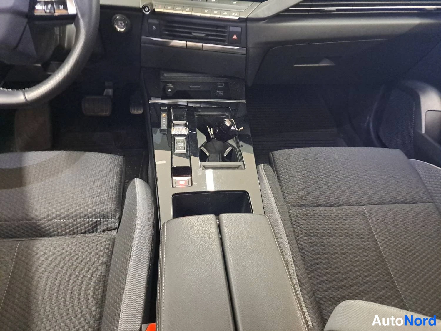 Valkoinen Opel Astra Sports Tourer 2024, kuva 9