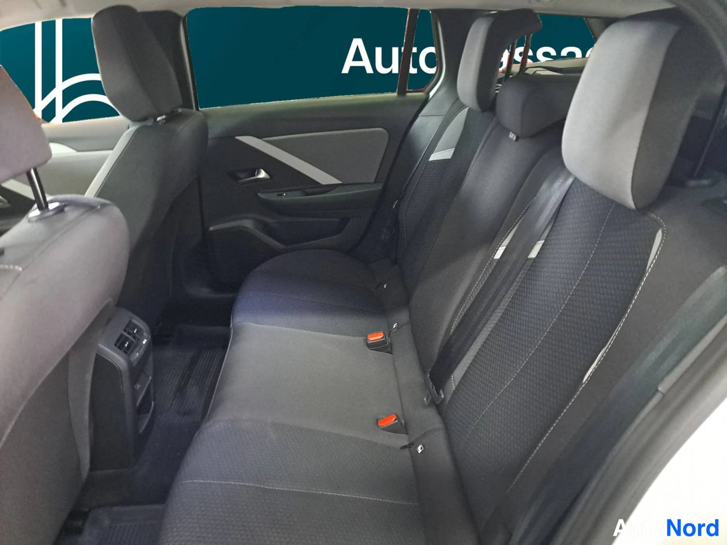 Valkoinen Opel Astra Sports Tourer 2024, kuva 10
