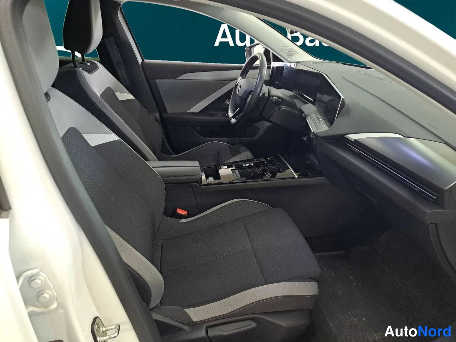Valkoinen Opel Astra Sports Tourer 2024, kuva 12