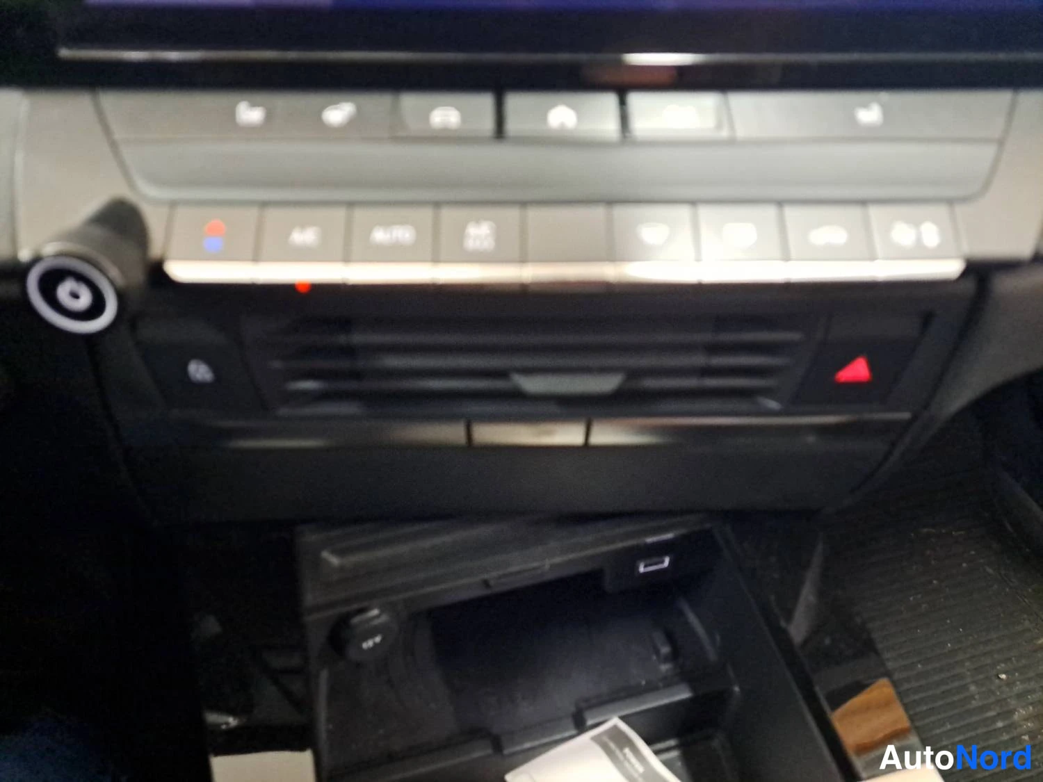 Valkoinen Opel Astra Sports Tourer 2024, kuva 22