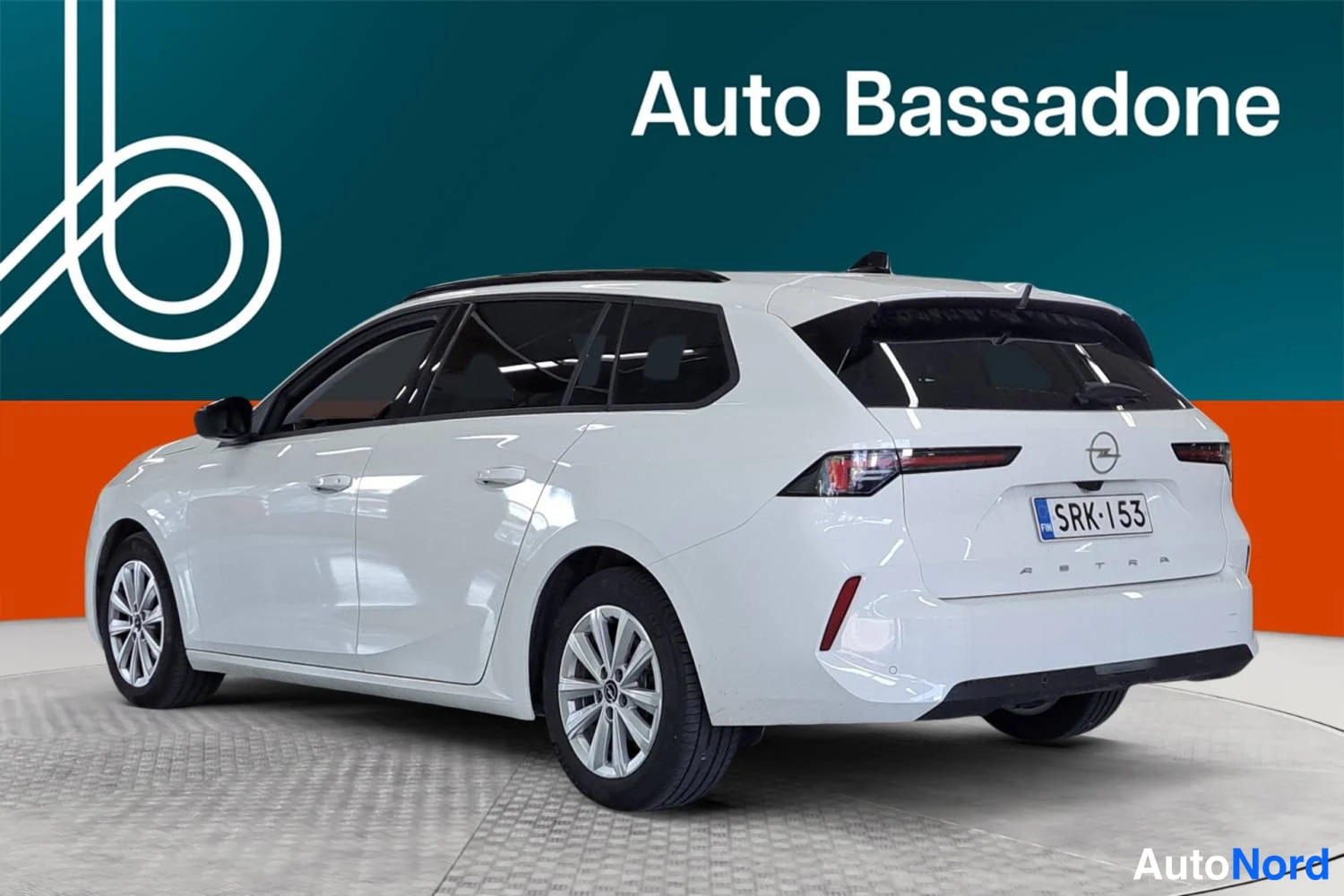 Valkoinen Opel Astra Sports Tourer 2024, takaviisto, kuva 6