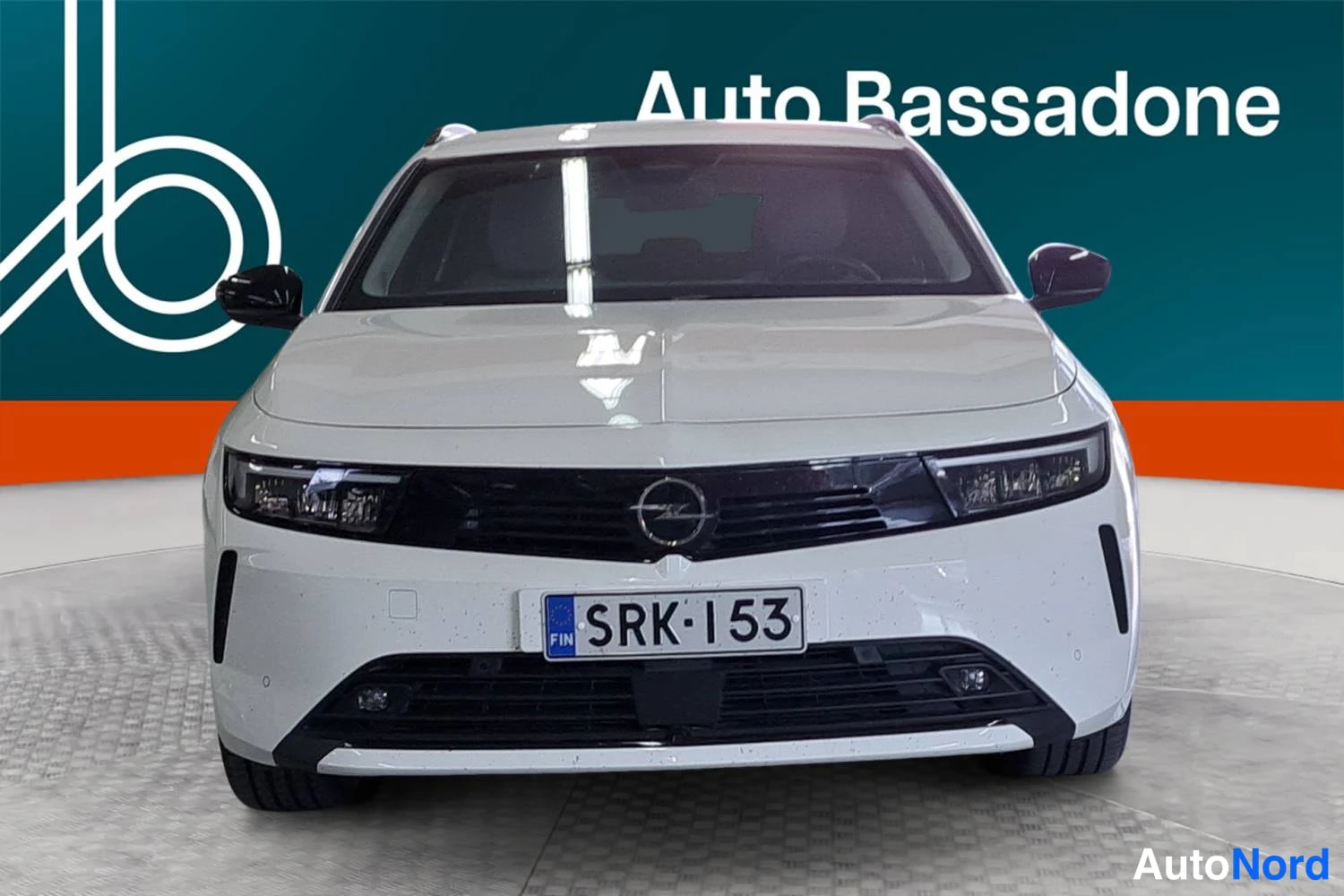 Valkoinen Opel Astra Sports Tourer 2024, edestä, kuva 4
