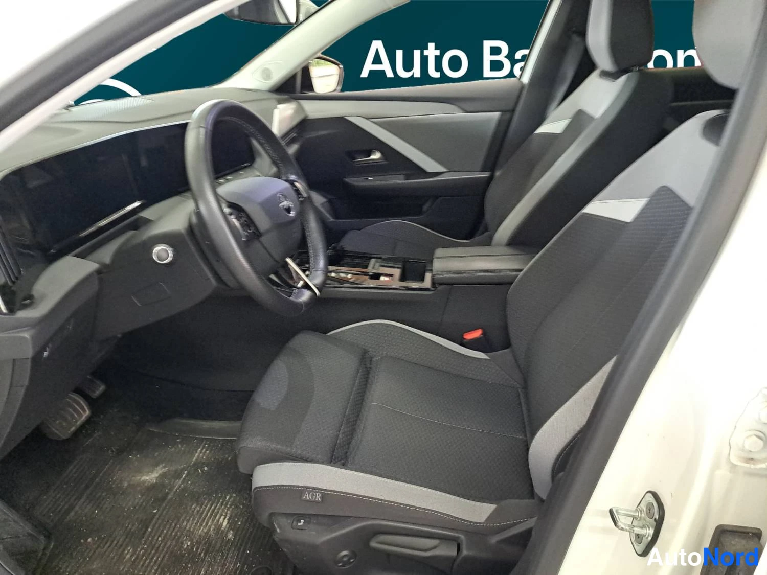 Valkoinen Opel Astra Sports Tourer 2024, kuva 16