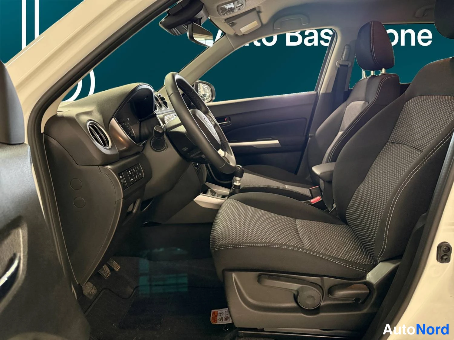 Valkoinen Suzuki Vitara 2025, kuva 11