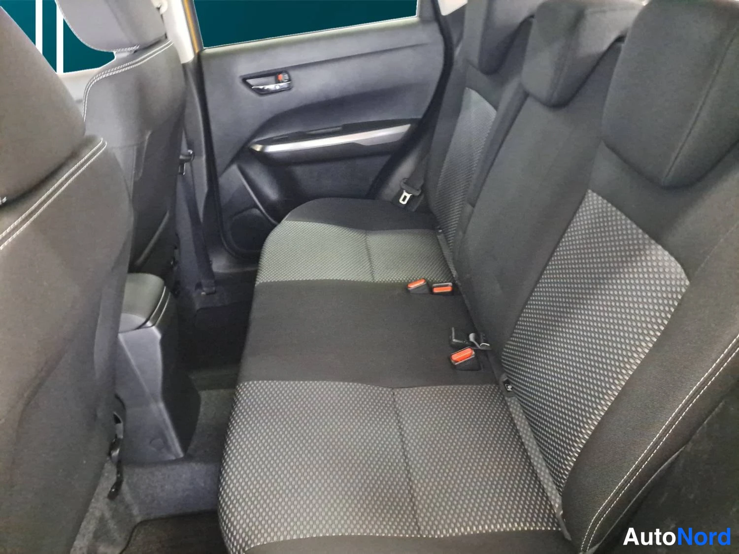 Keltainen Suzuki Vitara 2025, kuva 13