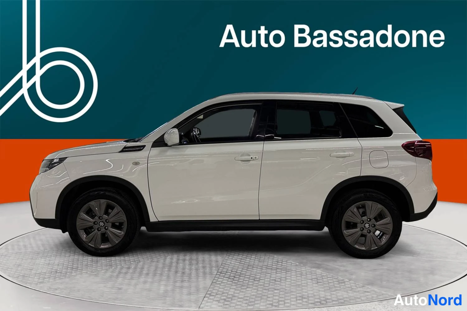 Valkoinen Suzuki Vitara 2024, etuviisto, keula vasemmalle, kuva 2