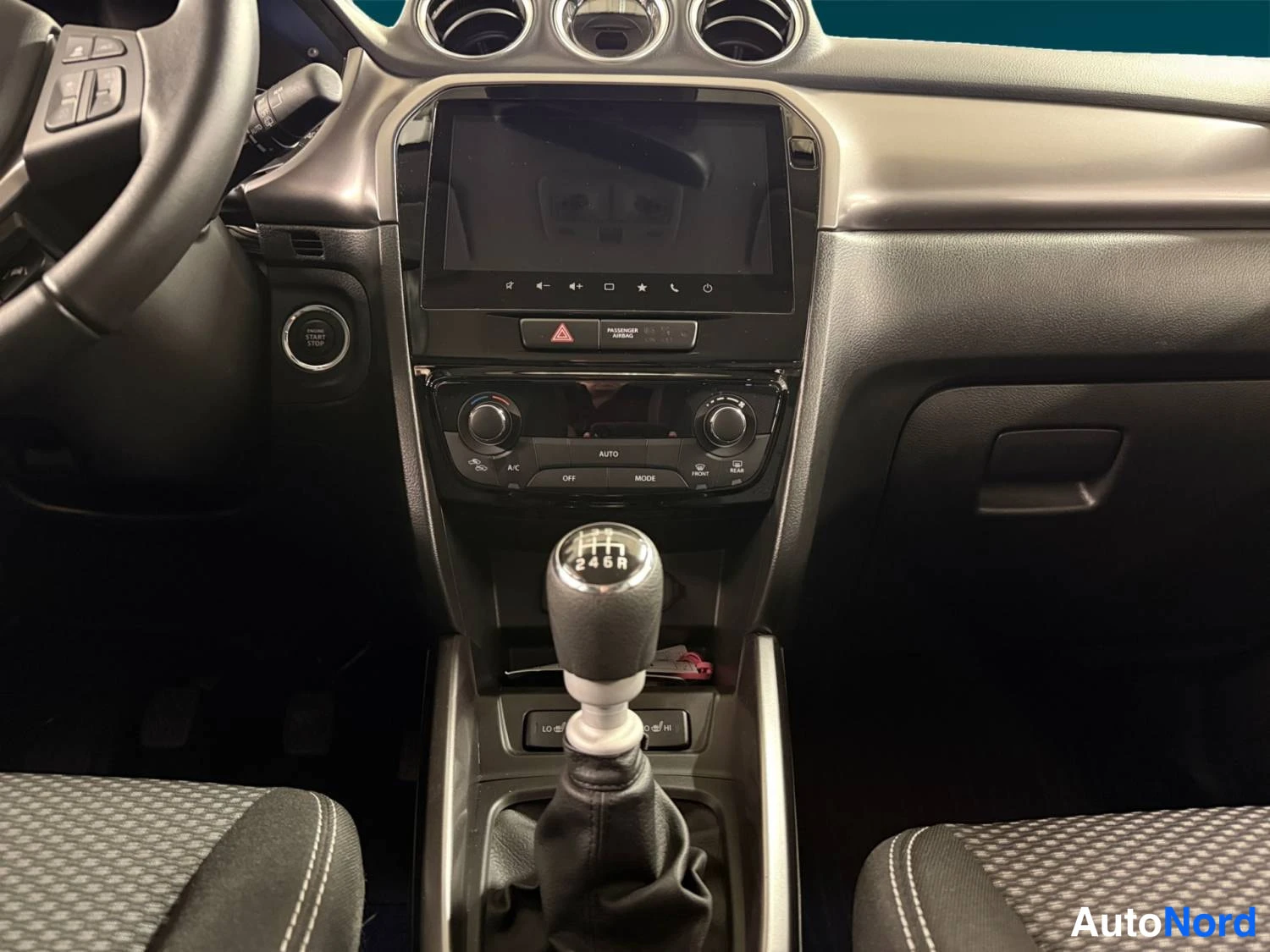 Valkoinen Suzuki Vitara 2024, kuva 10