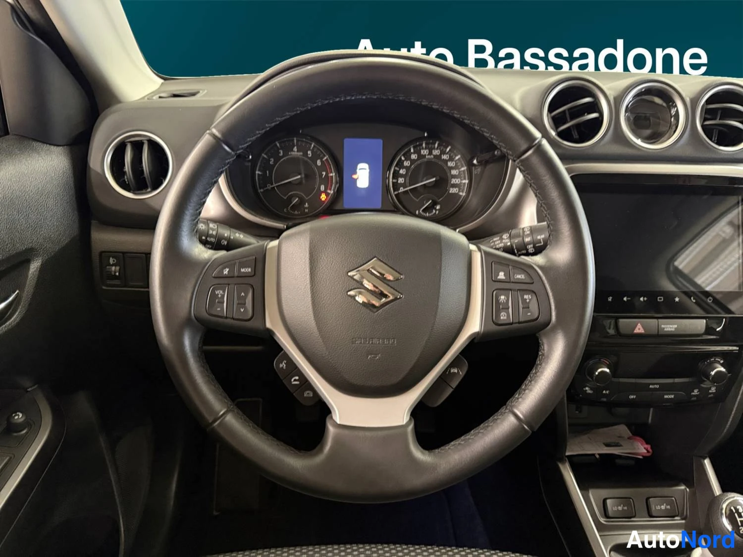 Valkoinen Suzuki Vitara 2024, kuva 11