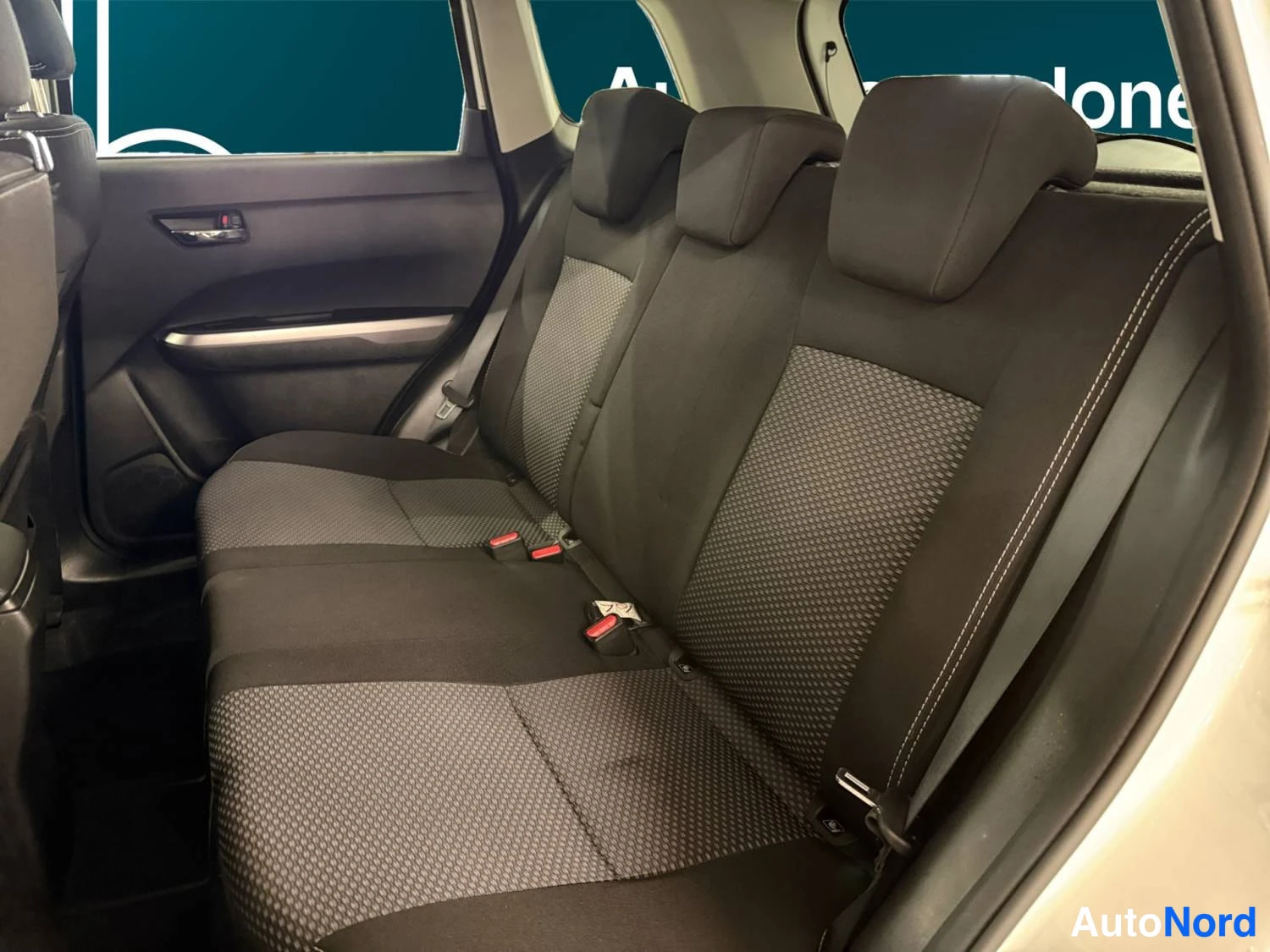 Valkoinen Suzuki Vitara 2024, kuva 12