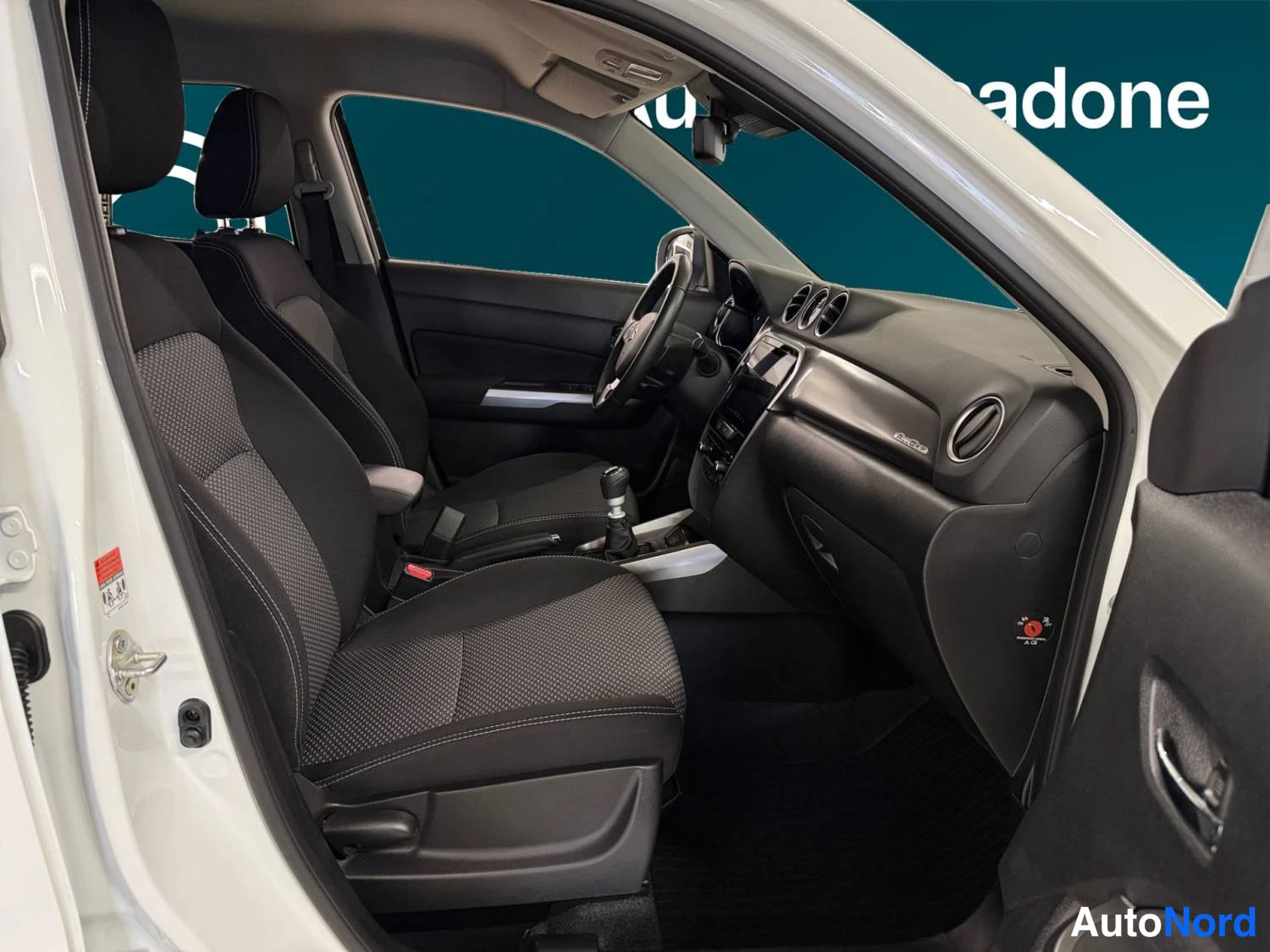 Valkoinen Suzuki Vitara 2024, kuva 14