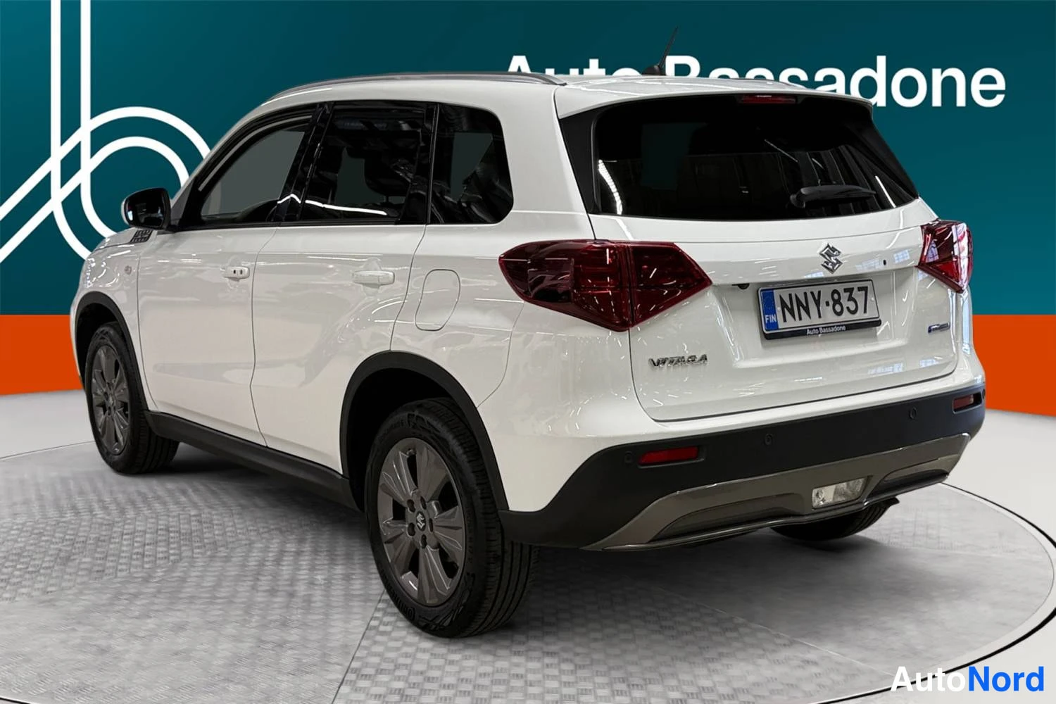 Valkoinen Suzuki Vitara 2024, takaviisto, kuva 5