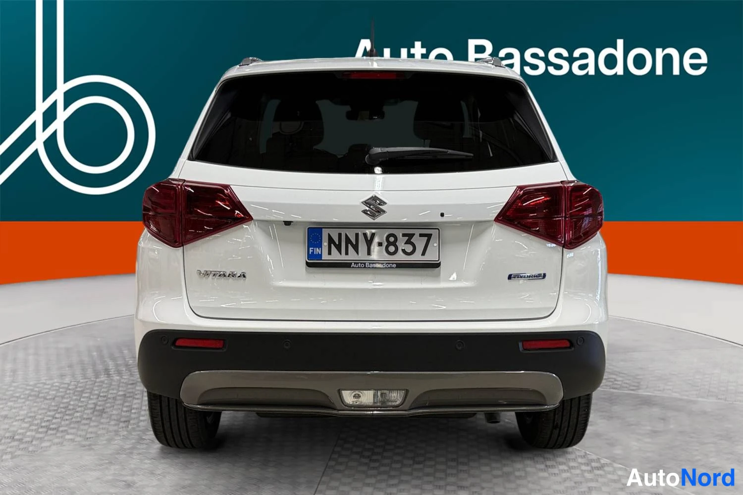Valkoinen Suzuki Vitara 2024, takaa, kuva 7