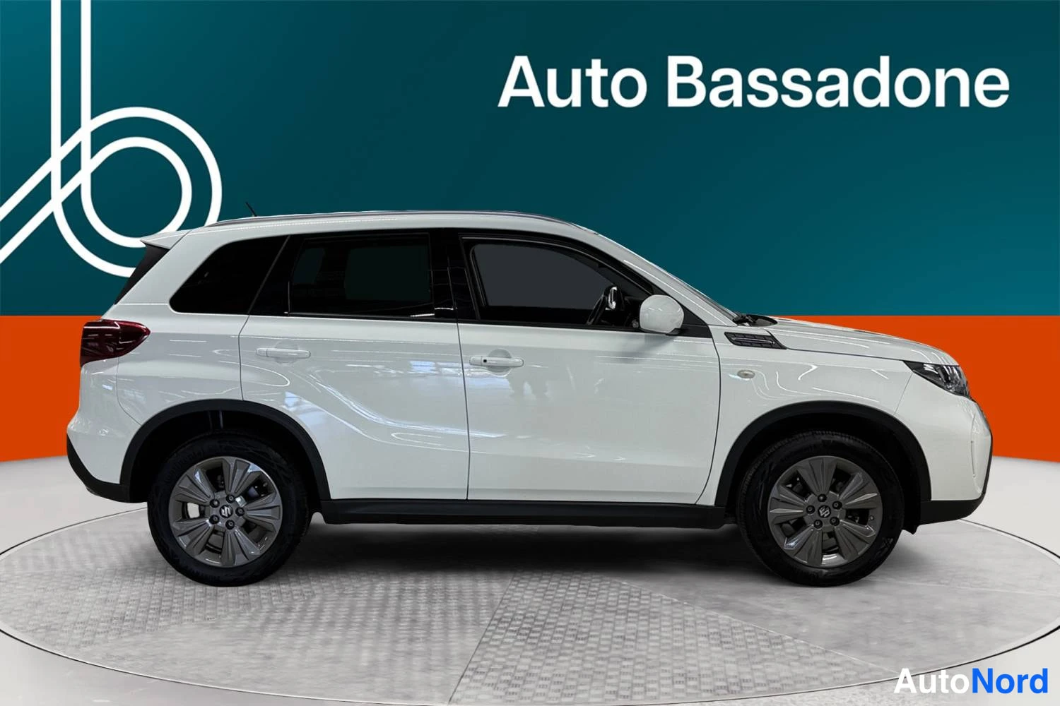 Valkoinen Suzuki Vitara 2024, kuva 22