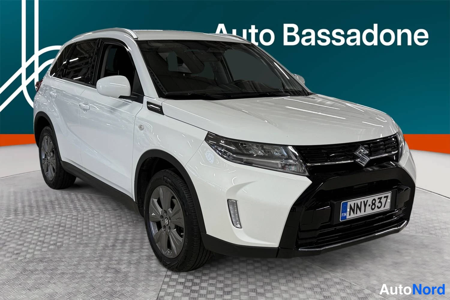 Valkoinen Suzuki Vitara 2024, etuviisto, keula oikealle, kuva 3