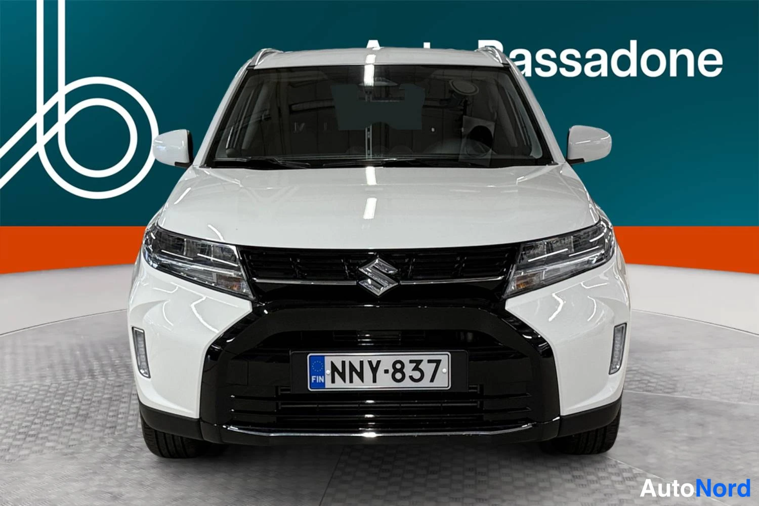 Valkoinen Suzuki Vitara 2024, edestä, kuva 4