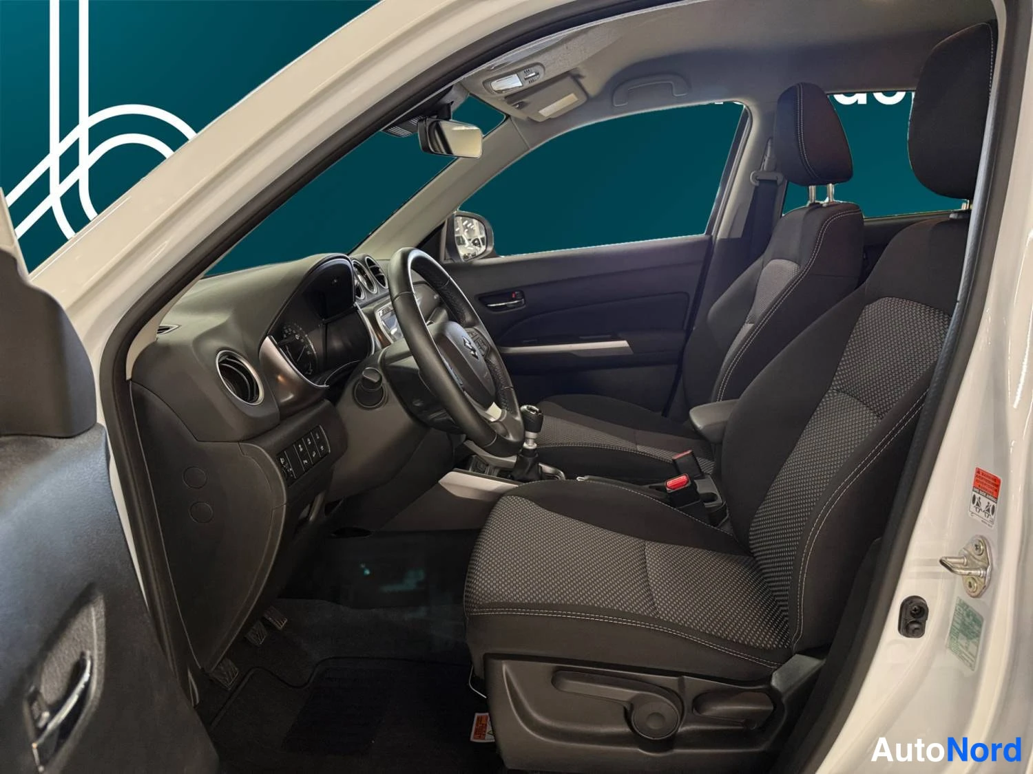 Valkoinen Suzuki Vitara 2024, kuva 8