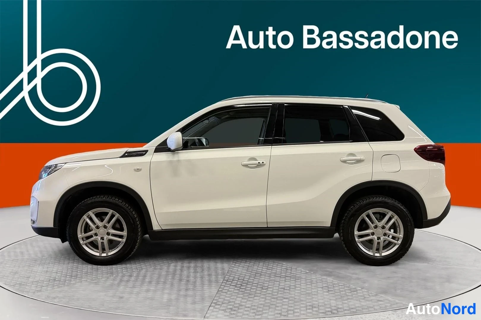 Valkoinen Suzuki Vitara 2024, sivulta, kuva 4