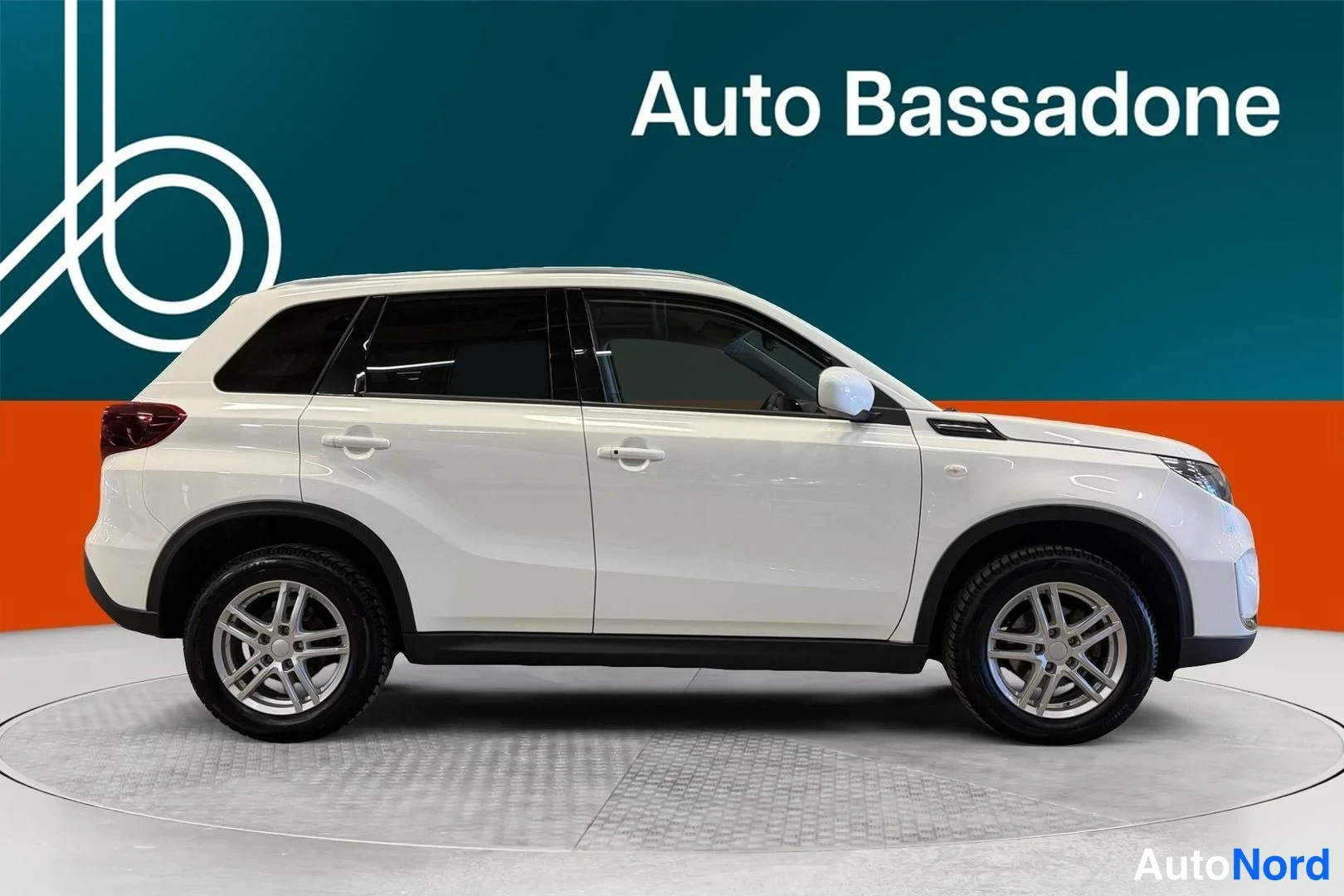 Valkoinen Suzuki Vitara 2024, sivulta, kuva 5