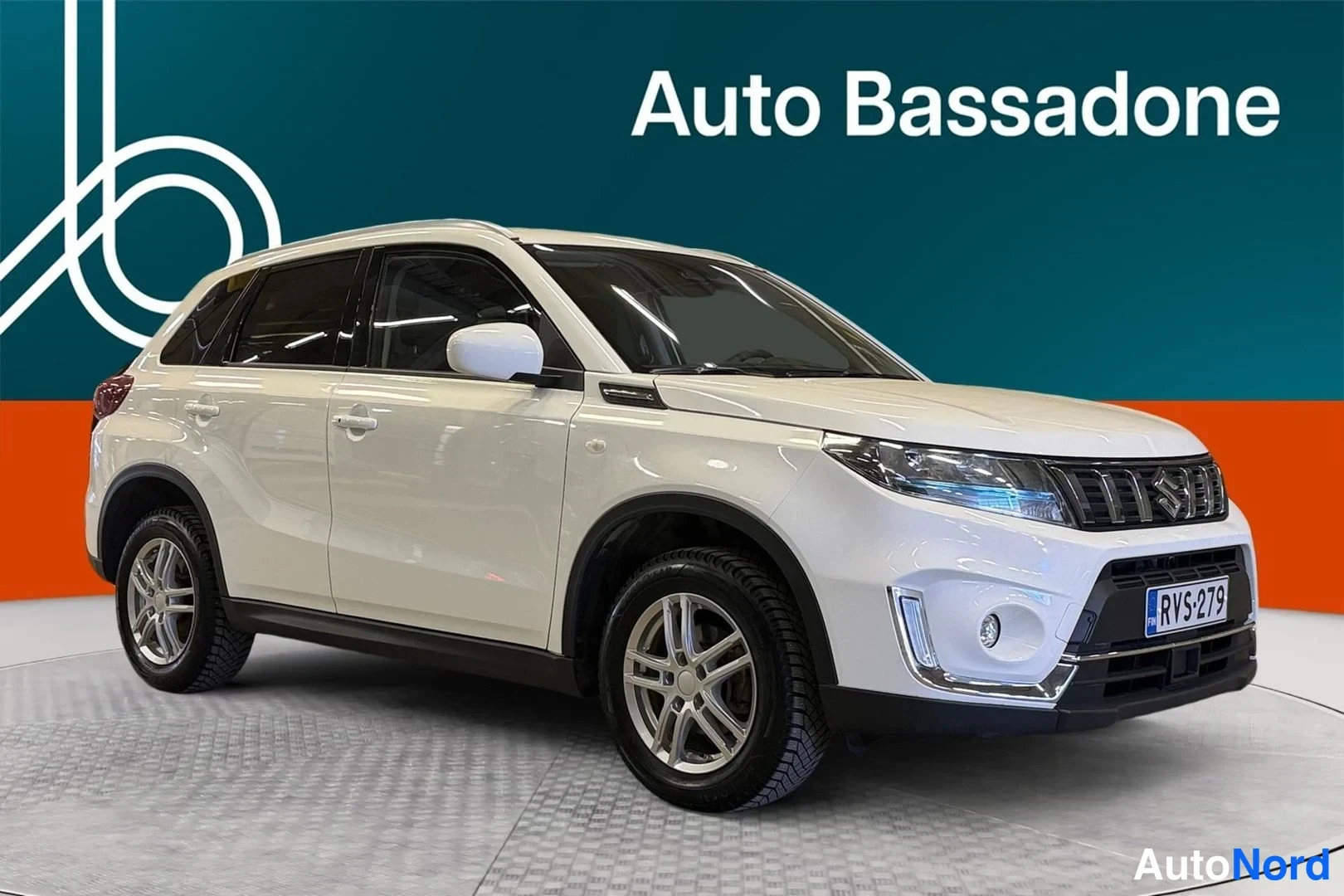 Valkoinen Suzuki Vitara 2024, etuviisto, keula oikealle, kuva 2