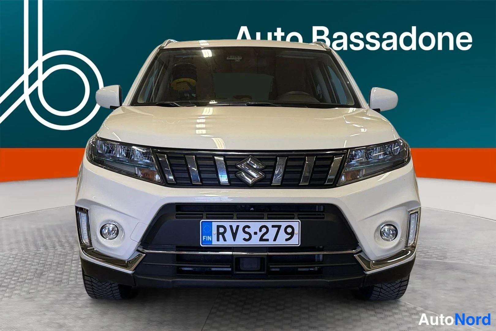 Valkoinen Suzuki Vitara 2024, edestä, kuva 3