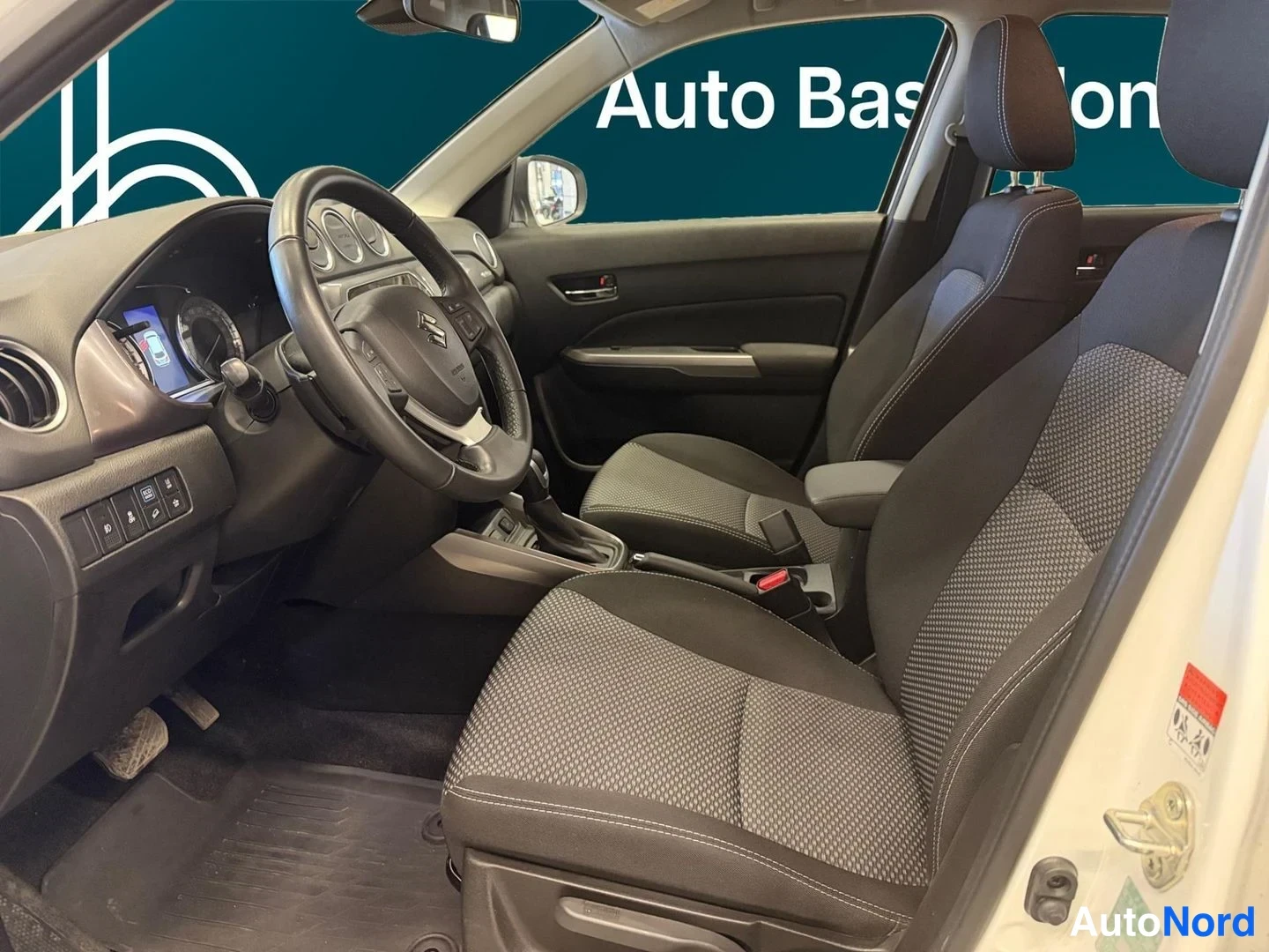 Valkoinen Suzuki Vitara 2024, ohjaamo, kuva 10