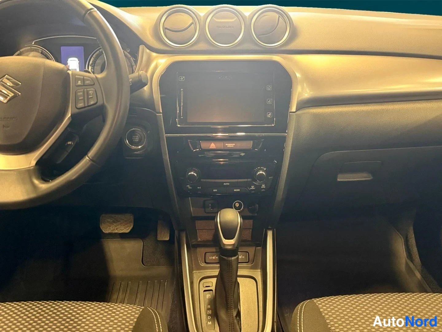 Valkoinen Suzuki Vitara 2024, ohjaamo, kuva 12