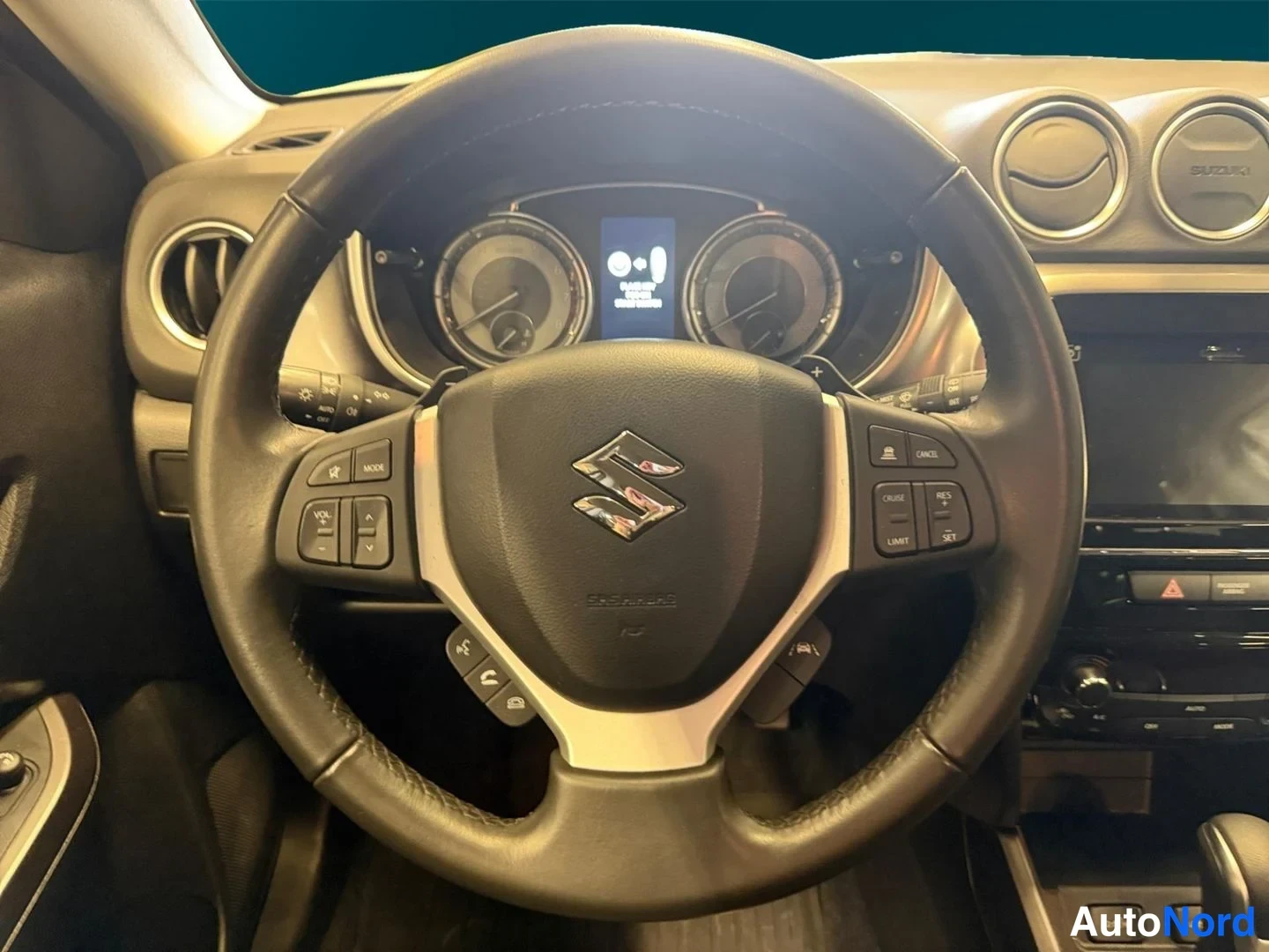 Valkoinen Suzuki Vitara 2024, yksityiskohta, kuva 17