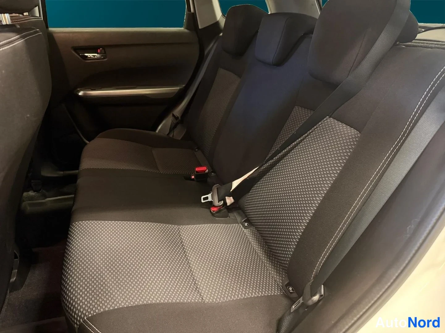 Valkoinen Suzuki Vitara 2024, takaistuimet, kuva 15