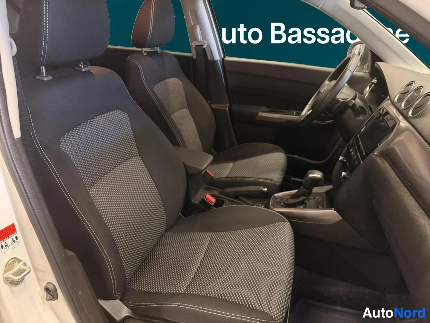 Valkoinen Suzuki Vitara 2024, etuistuimet, kuva 14