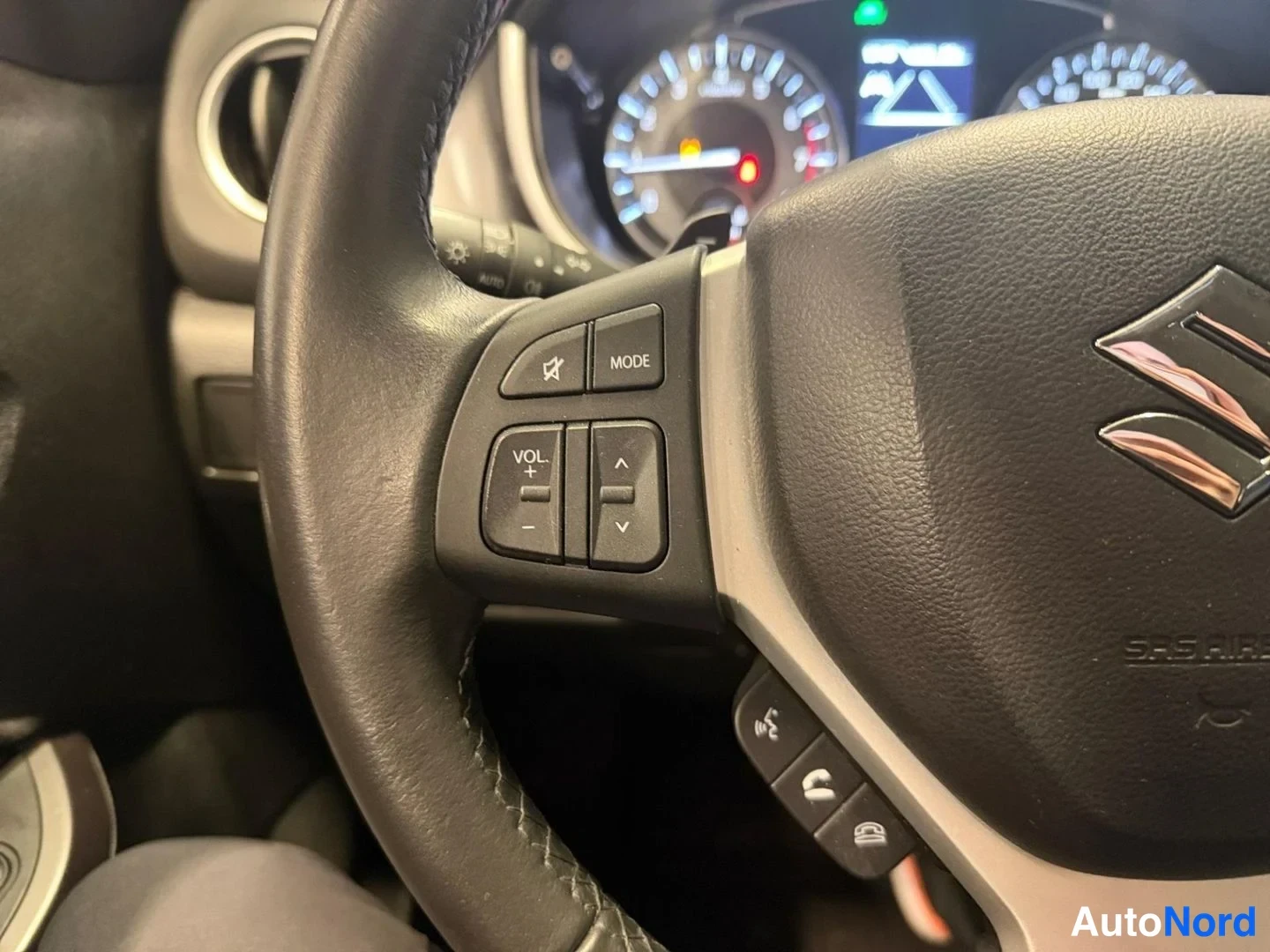 Valkoinen Suzuki Vitara 2024, ohjaamo, kuva 13