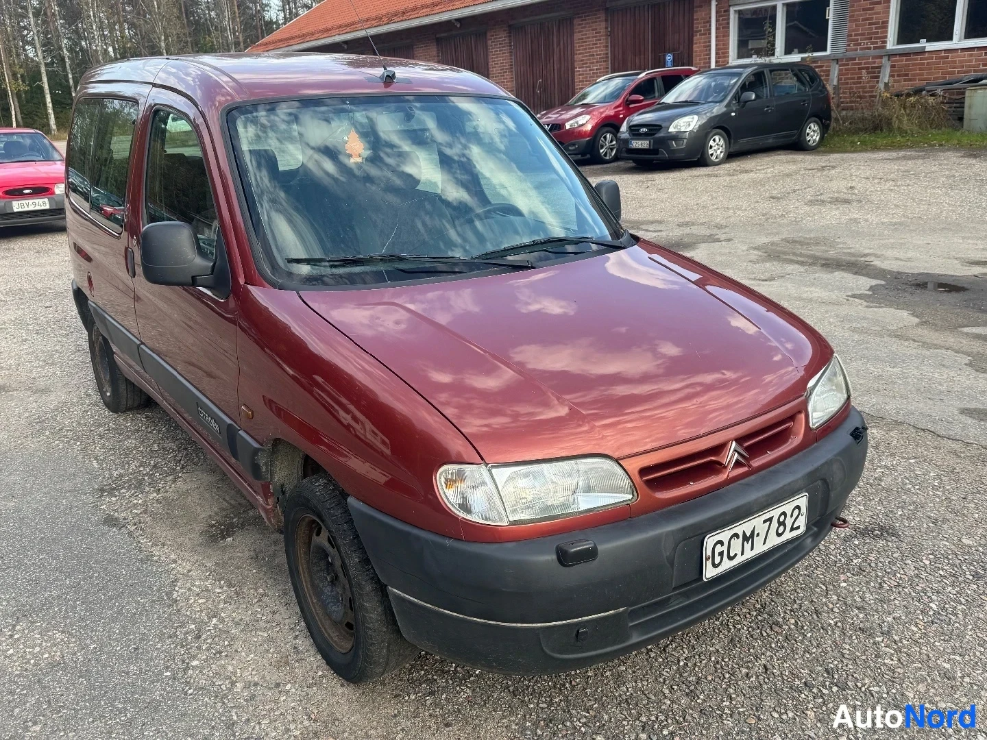 Oranssi Citroen Berlingo 1998, etuviisto, keula oikealle, kuva 3