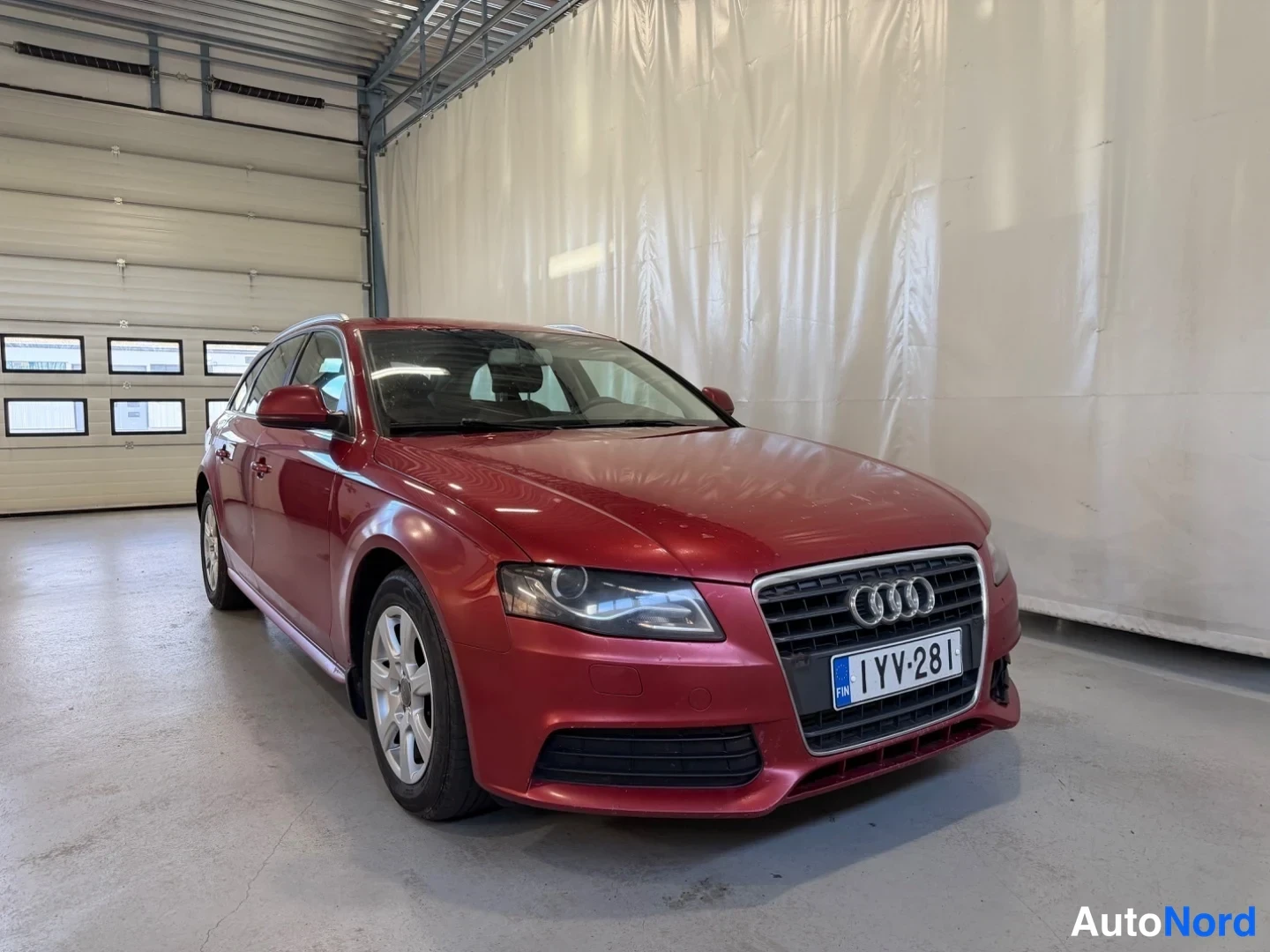 Punainen Audi A4 Avant 2009, etuviisto, keula oikealle, kuva 2