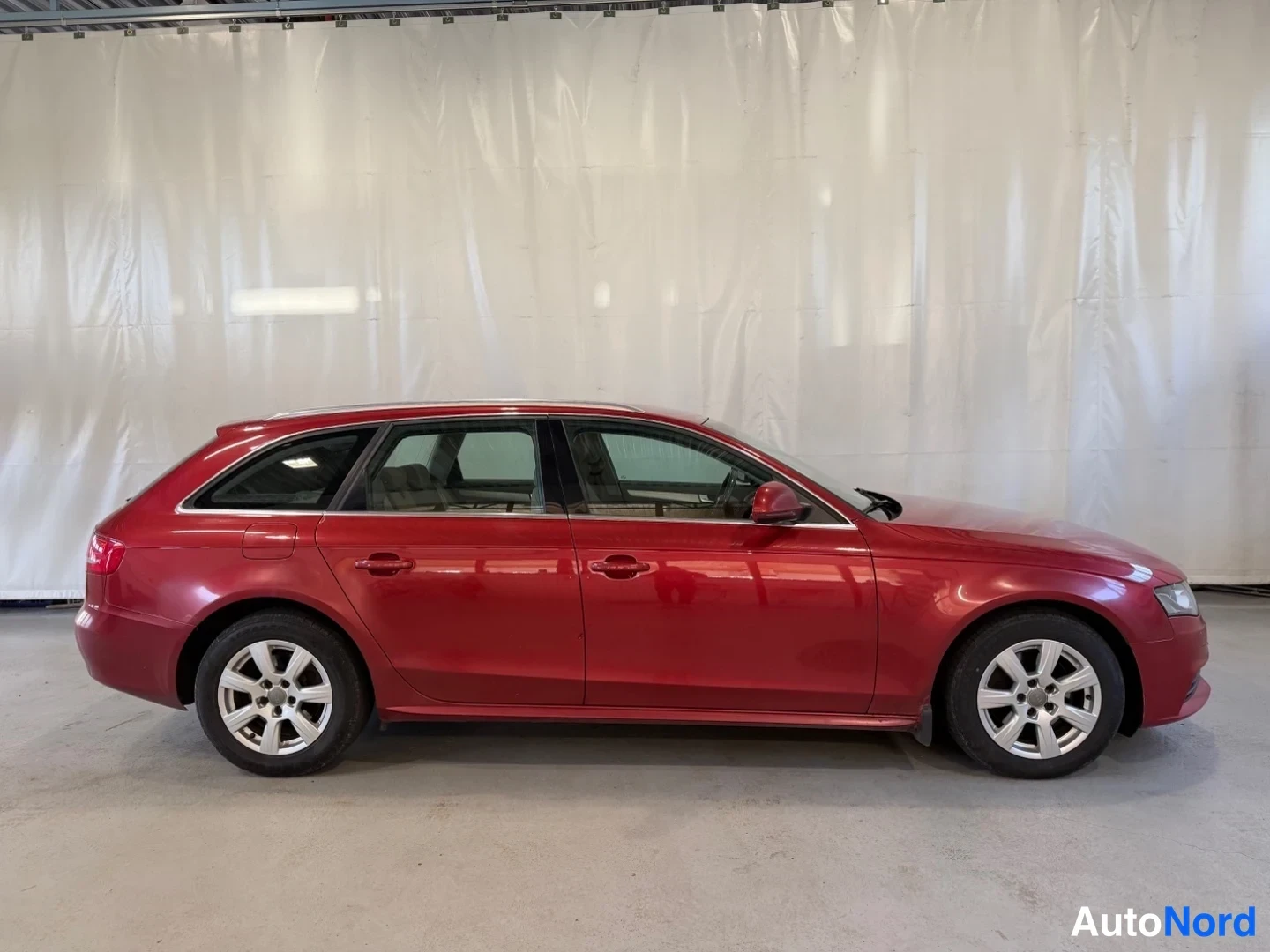 Punainen Audi A4 Avant 2009, sivulta, kuva 3