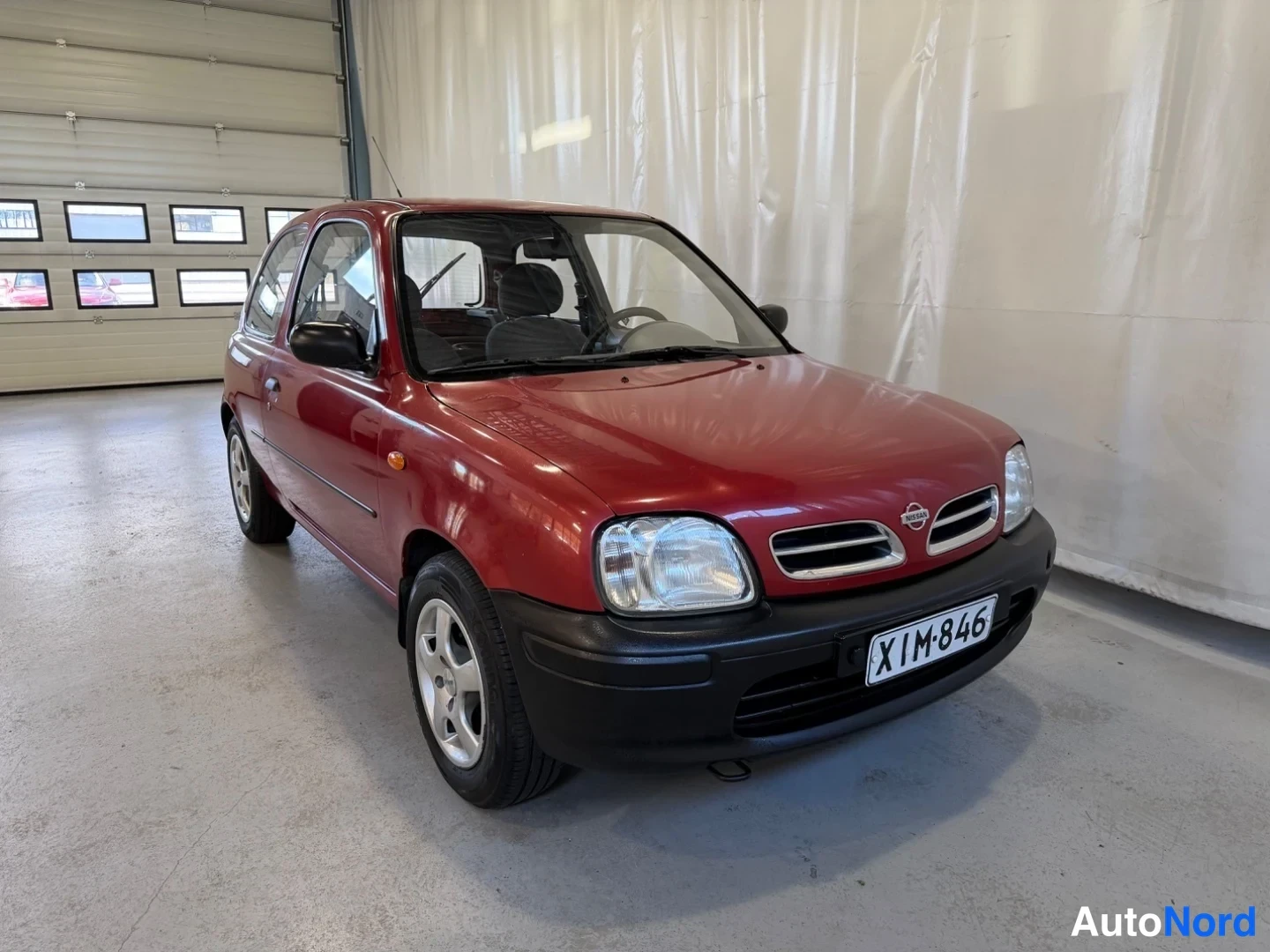 Punainen Nissan Micra 1999, etuviisto, keula oikealle, kuva 2