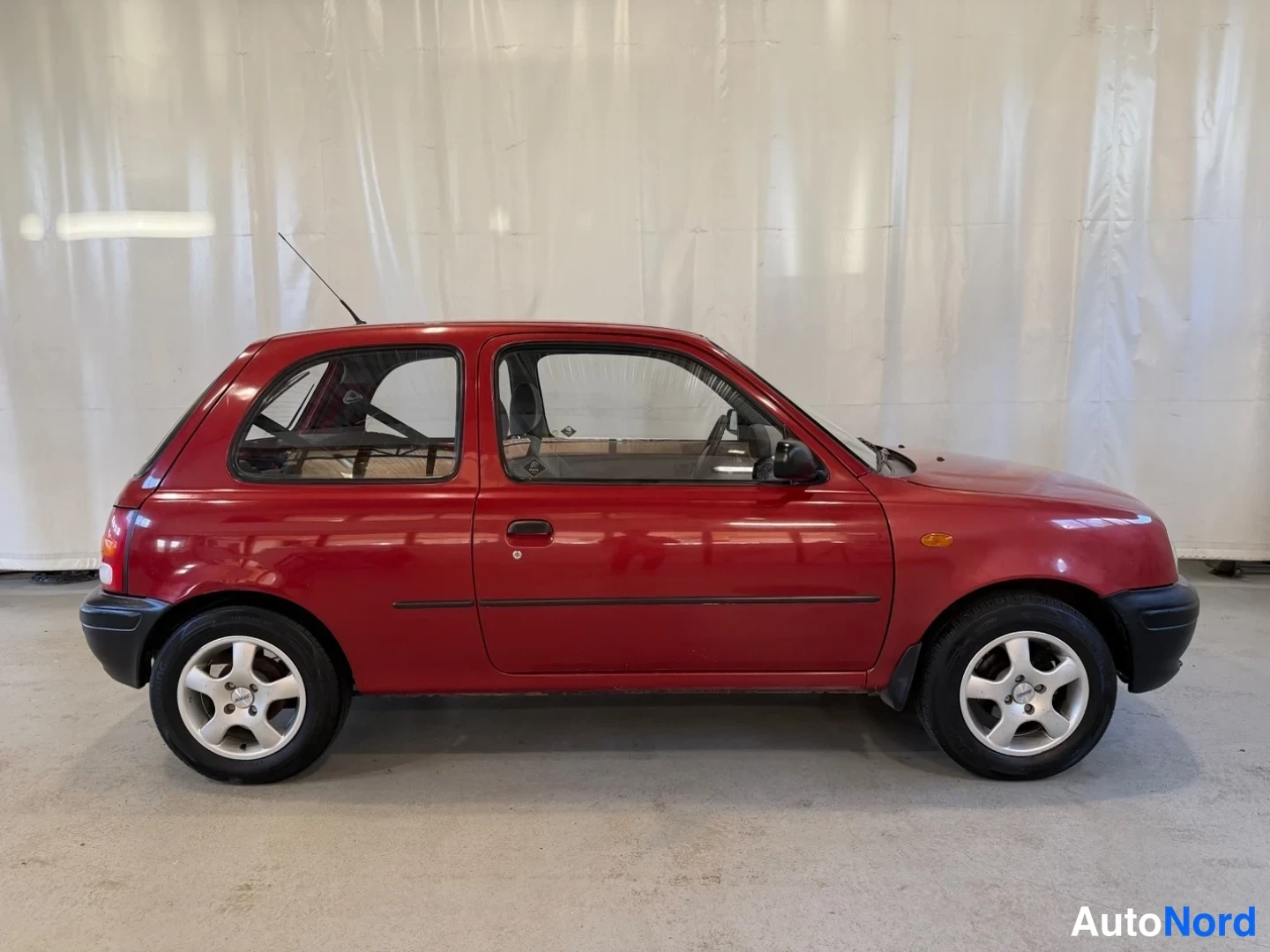 Punainen Nissan Micra 1999, sivulta, kuva 3