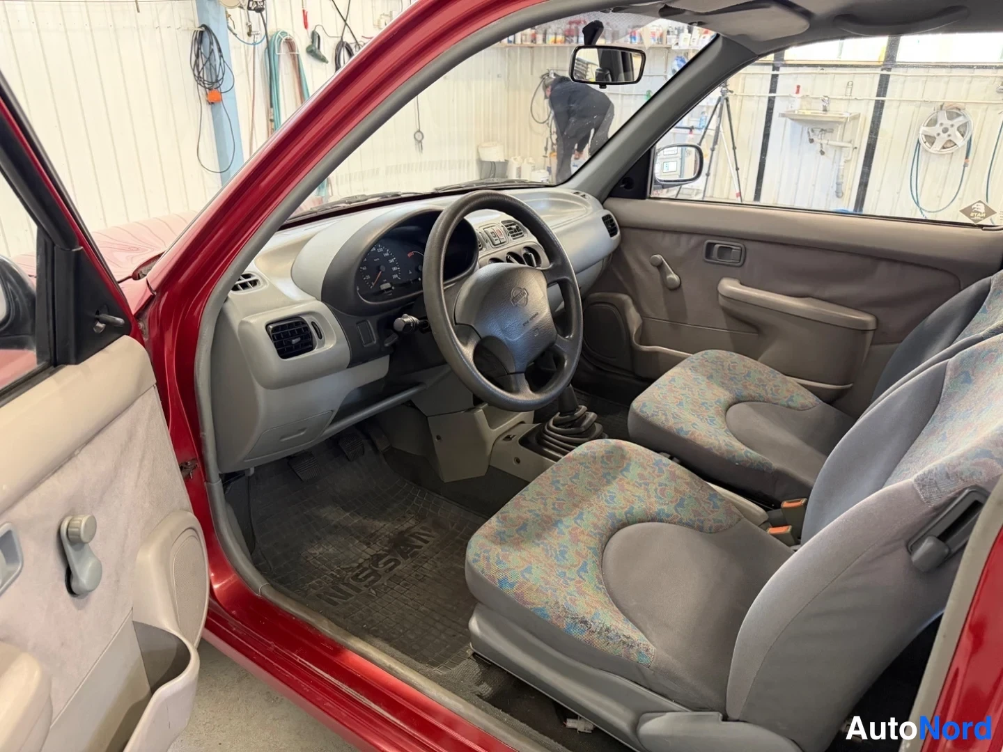 Punainen Nissan Micra 1999, kuva 6