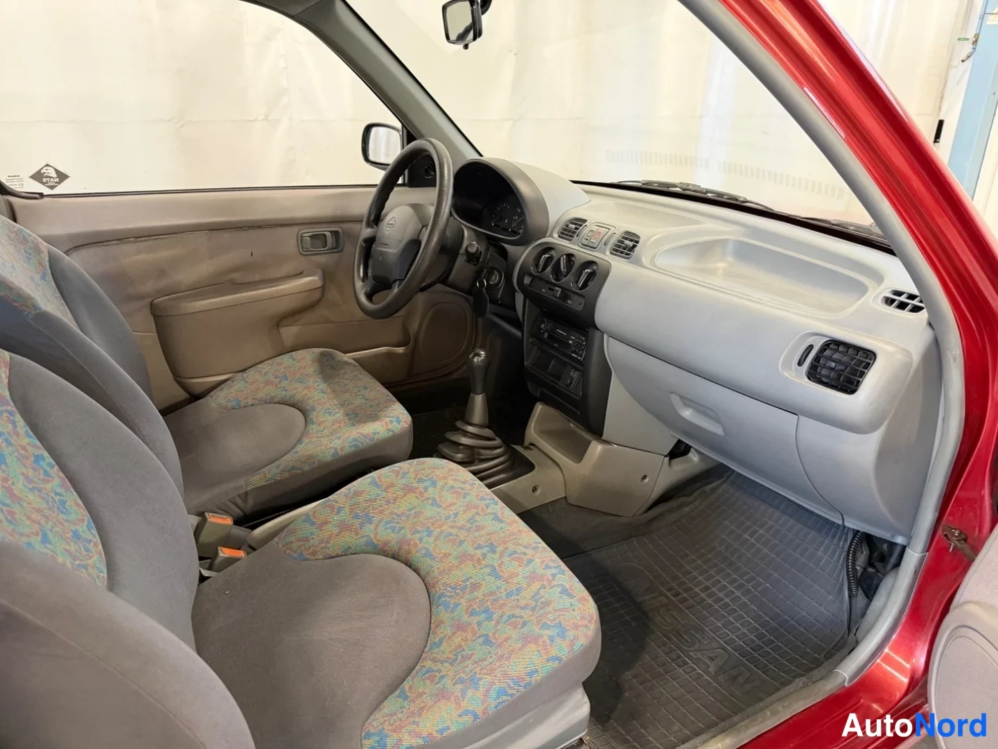 Punainen Nissan Micra 1999, kuva 7