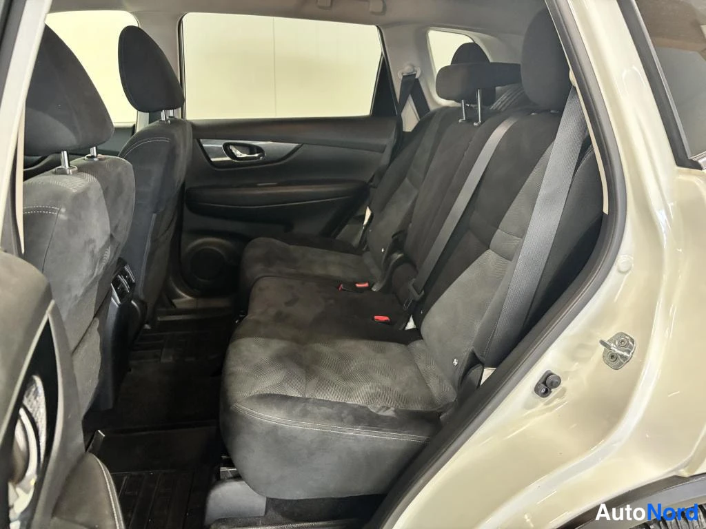 Valkoinen Nissan X-Trail 2018, etuviisto, keula vasemmalle, kuva 3