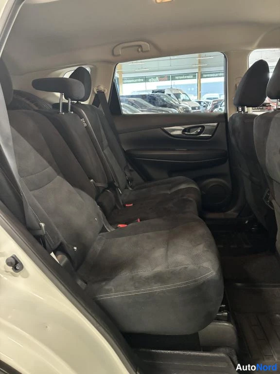 Valkoinen Nissan X-Trail 2018, etuviisto, keula oikealle, kuva 6