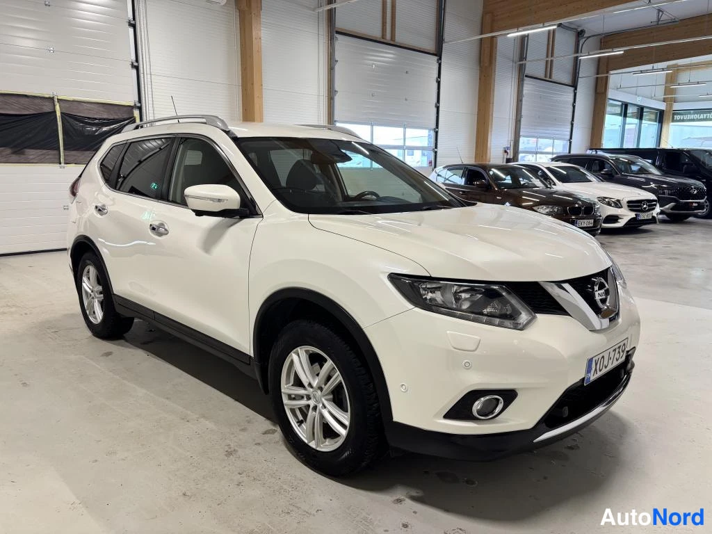 Valkoinen Nissan X-Trail 2018, etuviisto, keula oikealle, kuva 4