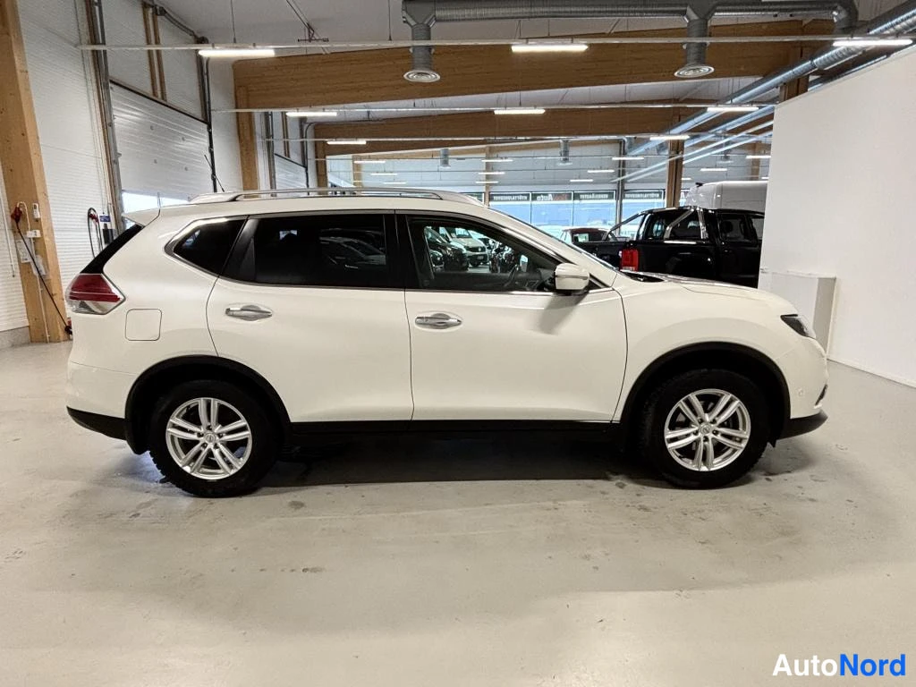 Valkoinen Nissan X-Trail 2018, takaviisto, kuva 9