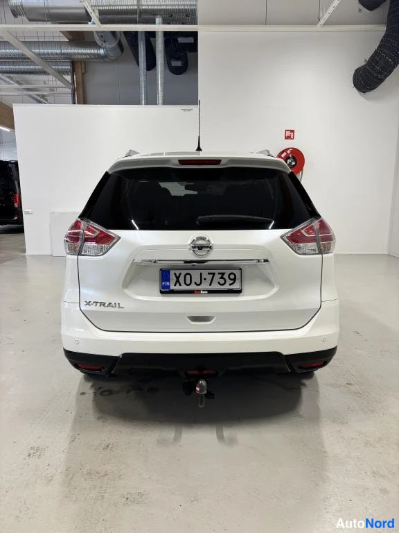 Valkoinen Nissan X-Trail 2018, takaa, kuva 12