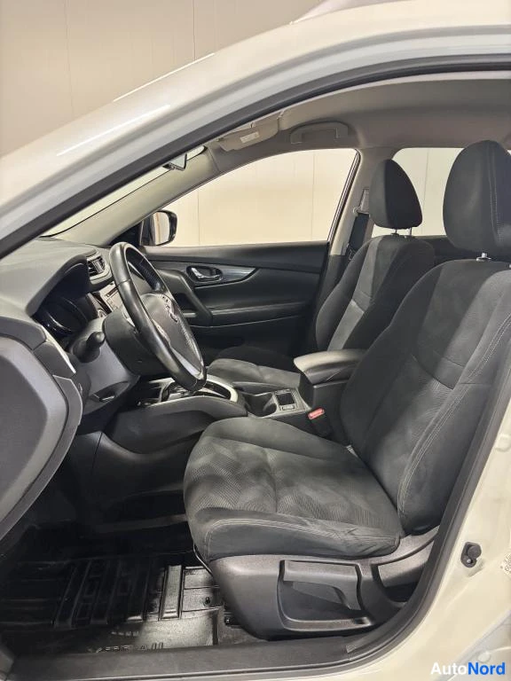Valkoinen Nissan X-Trail 2018, etuviisto, keula vasemmalle, kuva 2