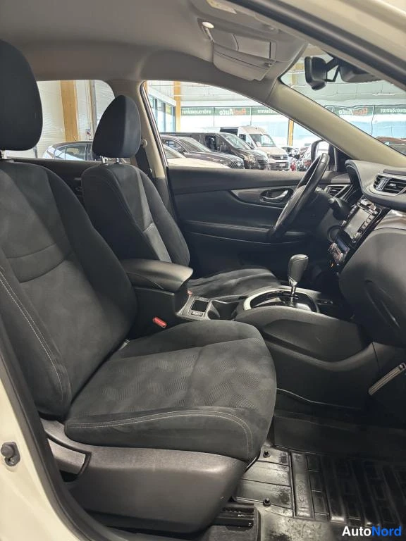 Valkoinen Nissan X-Trail 2018, etuviisto, keula oikealle, kuva 5