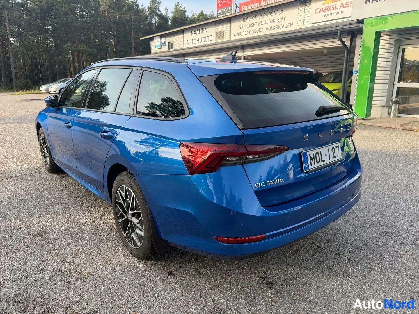 Sininen Skoda Octavia 2023, takaviisto, kuva 6