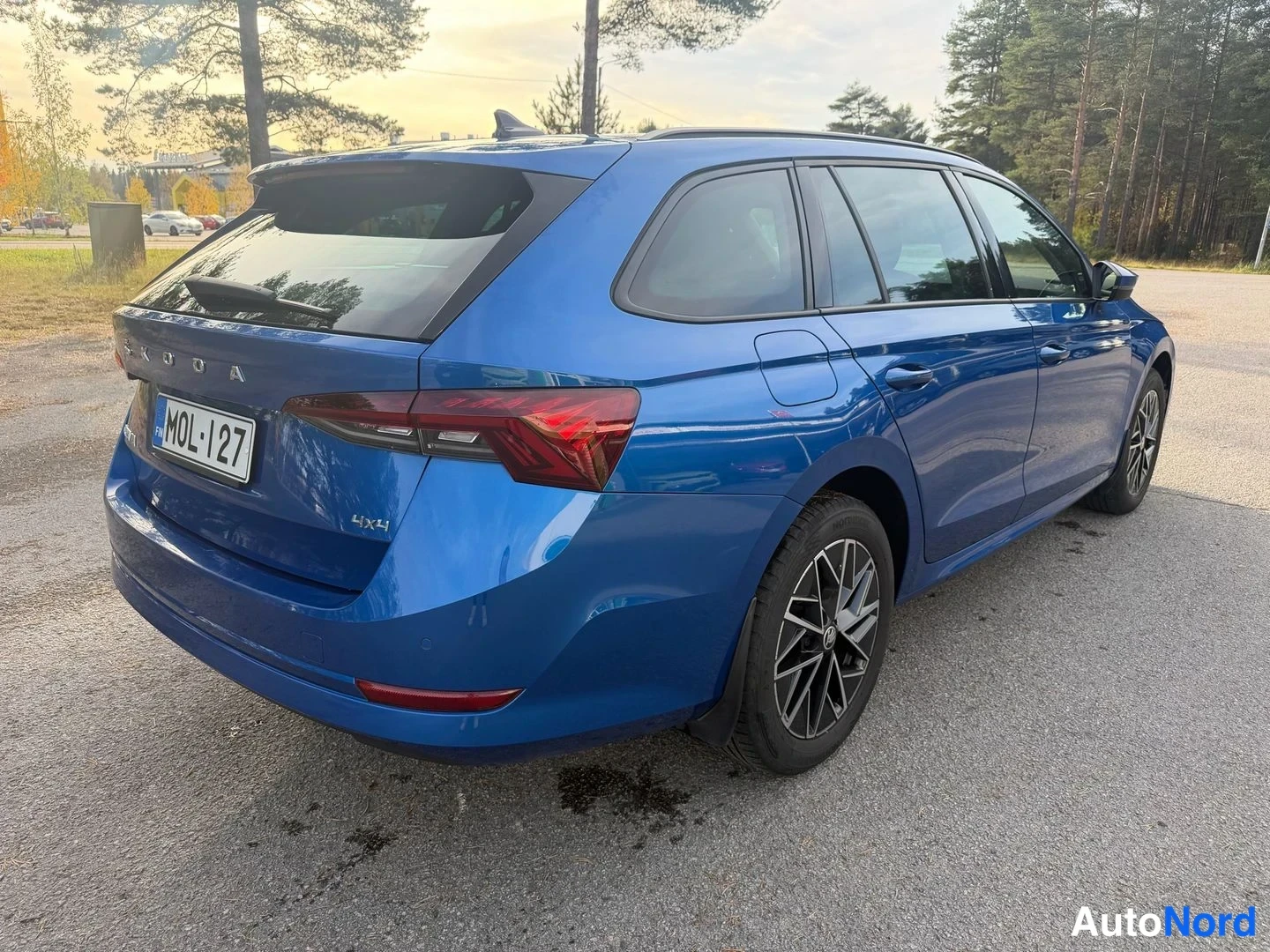 Sininen Skoda Octavia 2023, takaviisto, kuva 7