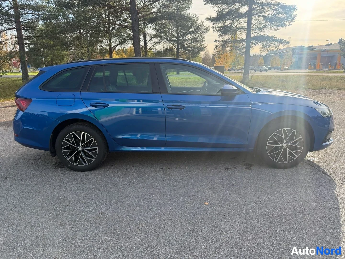 Sininen Skoda Octavia 2023, sivulta, kuva 4