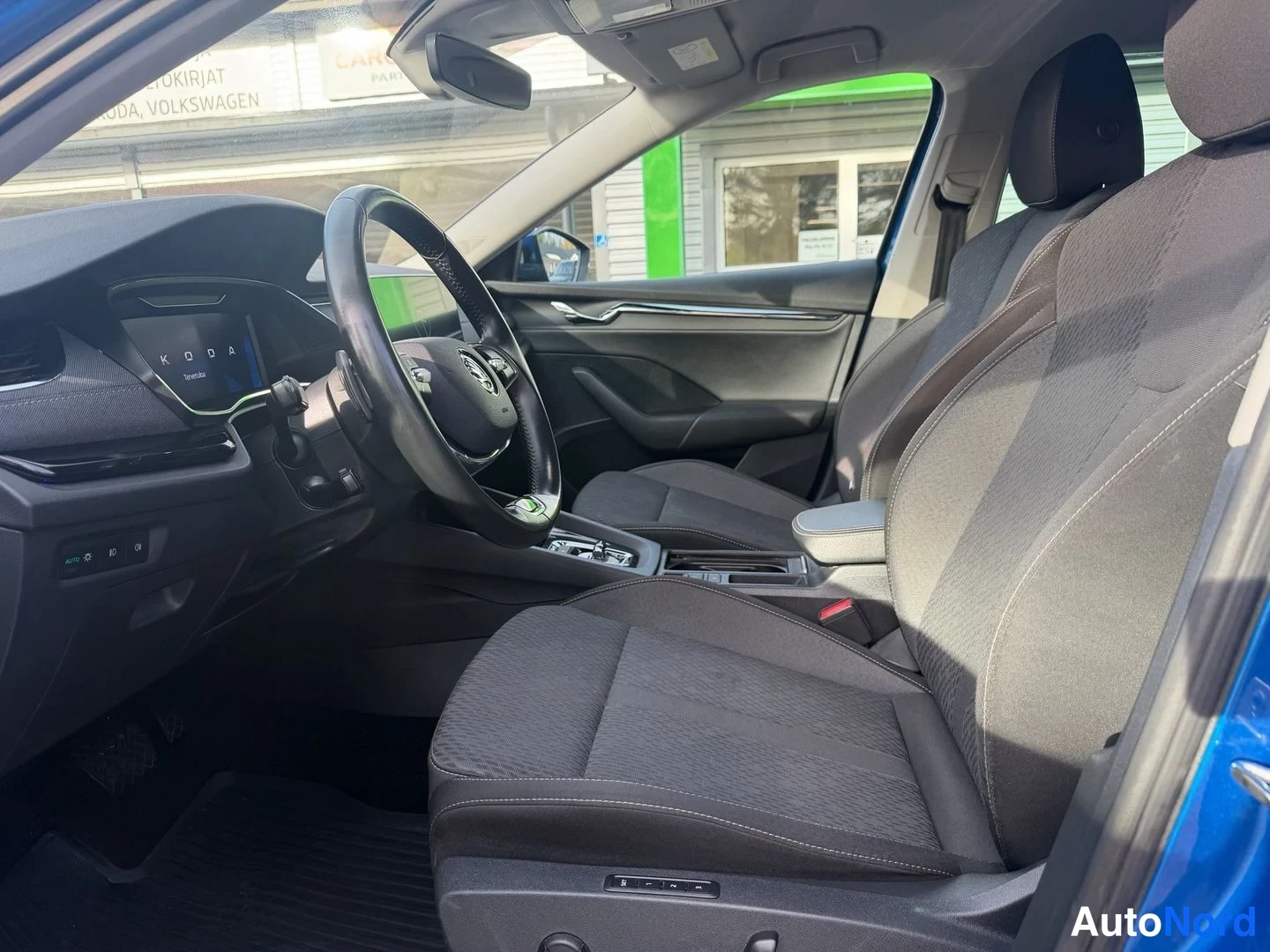 Sininen Skoda Octavia 2023, edestä, kuva 3